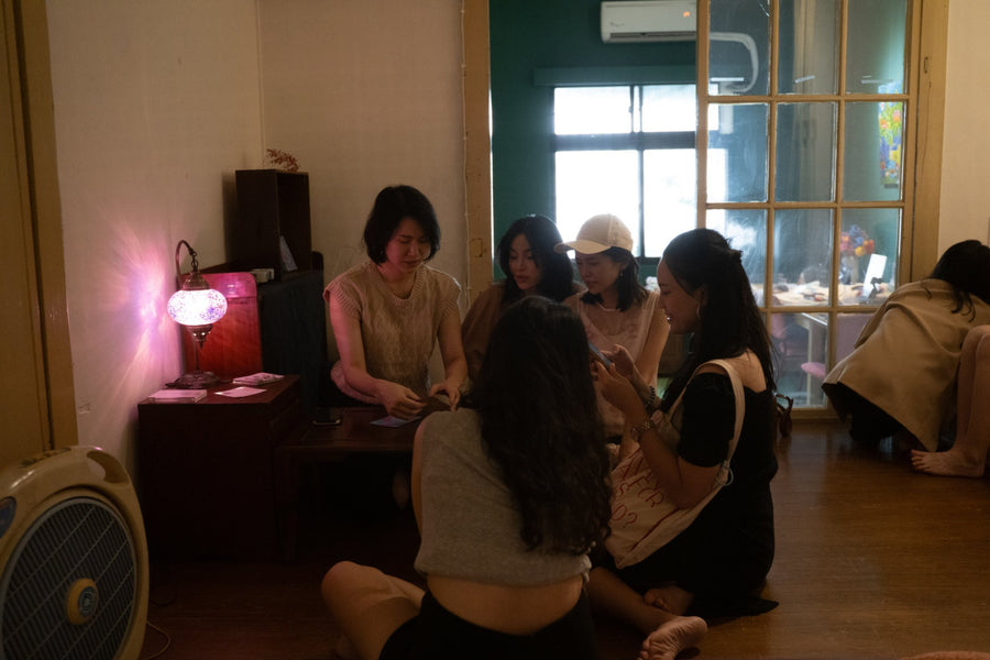 在燈光下，慢慢聊