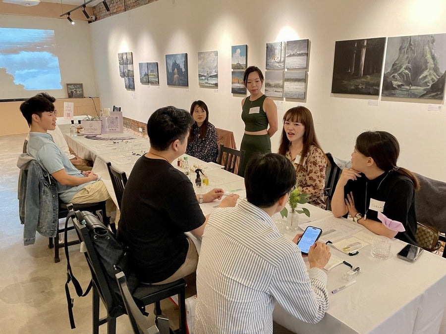 在畫作之間，聊香氣與品牌