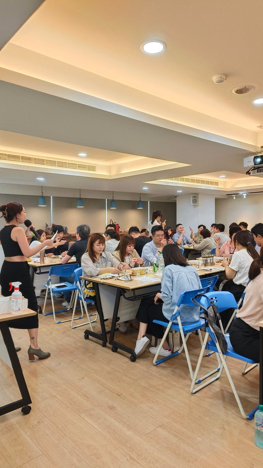 企業內訓：四十人同時調香