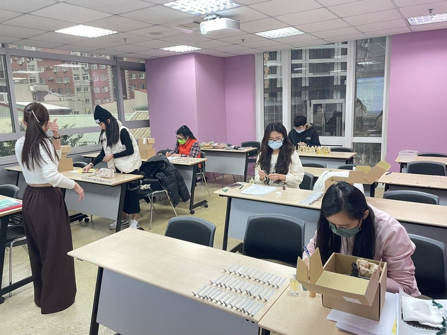 認真做筆記的調香課